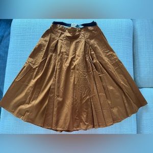 Zara skirt. Below the knee length. For reference I am 5’5”.